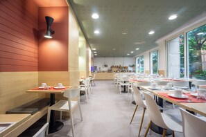 Desayuno buffet todos los días (con cargo) 