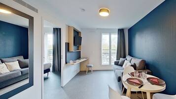 Appartement Confort | Coin séjour | Télévision à écran plat de 68 cm avec chaînes numériques, télévision