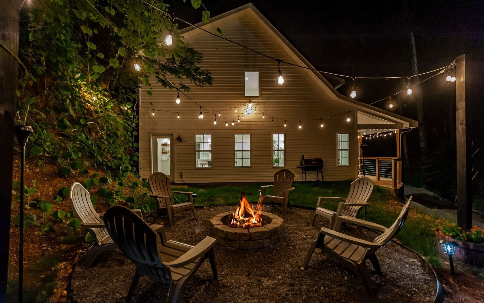 Farmhouse in the Burg - NEW! Chic Interiors, Firepit & Wi-Fi