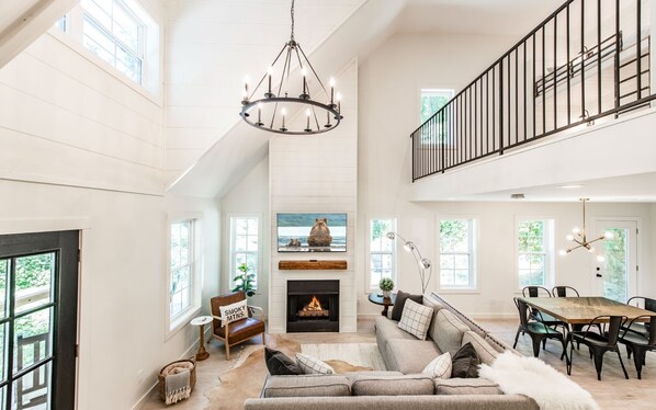 Televisión y chimenea 