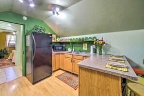 Refrigerador, microondas, parrilla de estufa y cafetera y tetera