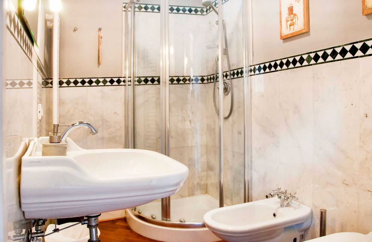 Badekar, hårføner, bidé og håndklær