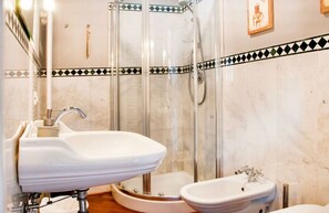 Bathtub, hair dryer, bidet, towels - Cozy Duomo View Apartment (Firenze)