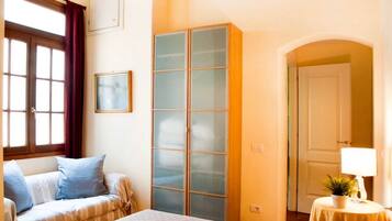 2 slaapkamers, een strijkplank/strijkijzer, gratis wifi, beddengoed