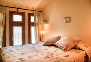 2 bedrooms, iron/ironing board, free WiFi, bed sheets - Cozy Duomo View Apartment (Firenze)