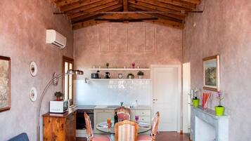 Jääkaappi, mikroaaltouuni, uuni, liesi