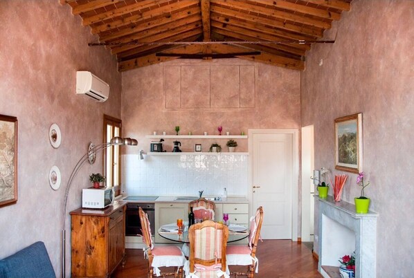 Fridge, microwave, oven, stovetop - Cozy Duomo View Apartment (Firenze)