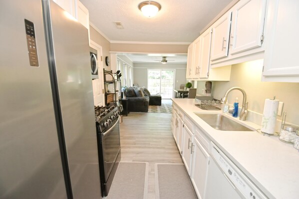 冰箱、微波炉、烤箱、炉灶