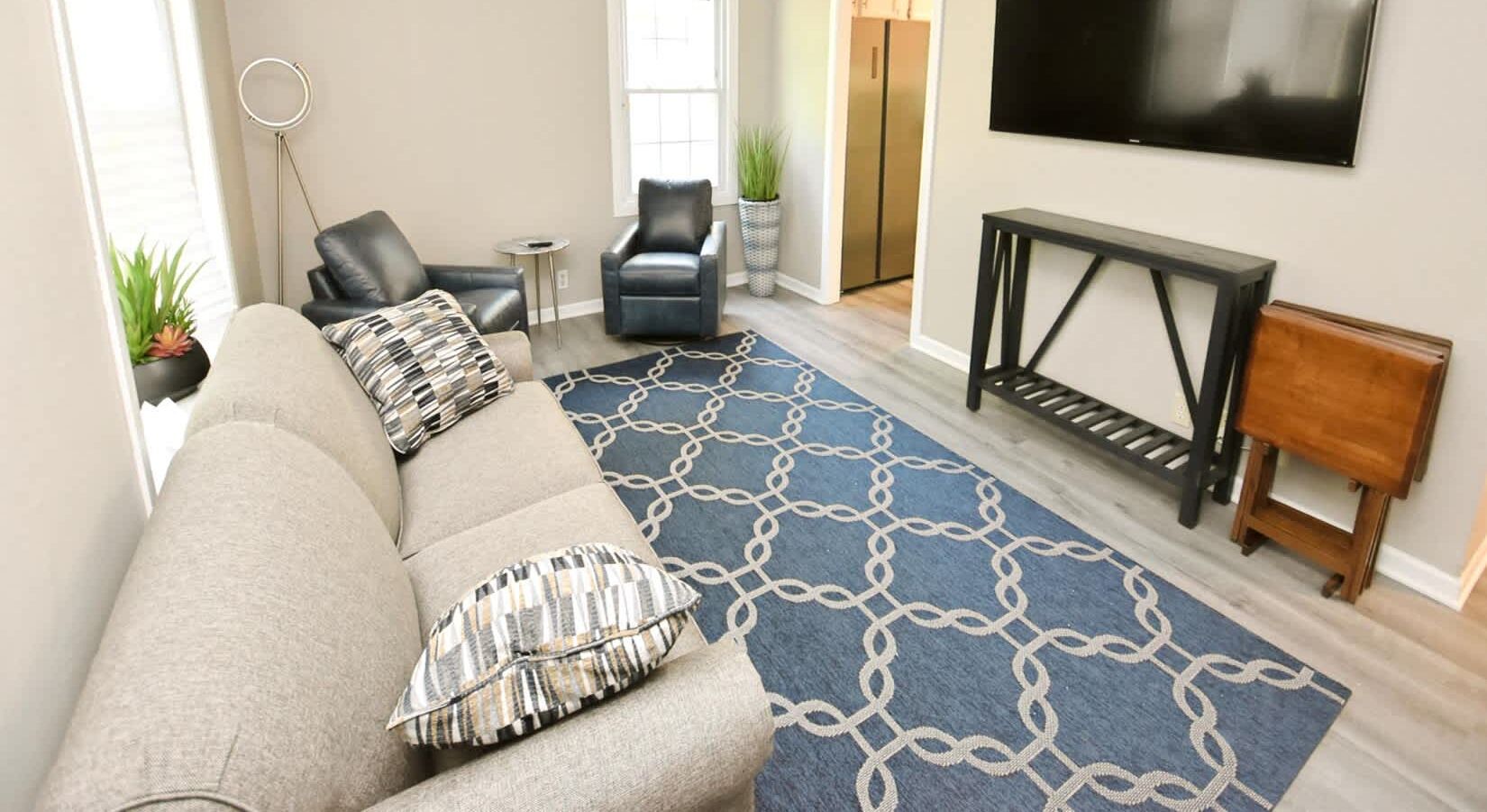 Tv, böcker och kontor