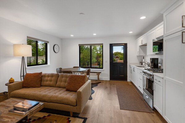 Smart TV - Urban Renewal-Great 1 bedroom 1 bath ADU just 4 blocks from Downtown Bozeman! (Bozeman)