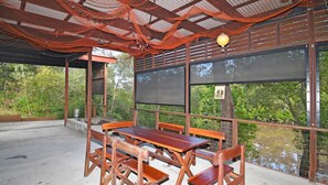 Outdoor dining - Rivershack - Riverfront - Fisherman's Delight - 5BR (Pacific Haven)