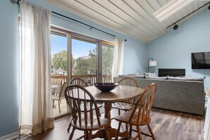 Smart TV, books - *NEW* Lakeside Club - 10 Minutes to Harbor Springs and Petoskey! (Petoskey)