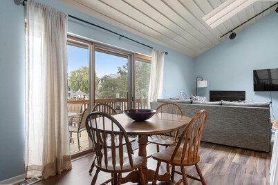 *NEW* Lakeside Club - 10 Minutes to Harbor Springs and Petoskey!