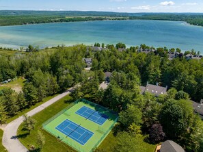Sports court - *NEW* Lakeside Club - 10 Minutes to Harbor Springs and Petoskey! (Petoskey)
