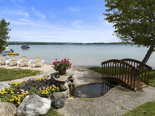 *NEW* Lakeside Club - 10 Minutes to Harbor Springs and Petoskey!