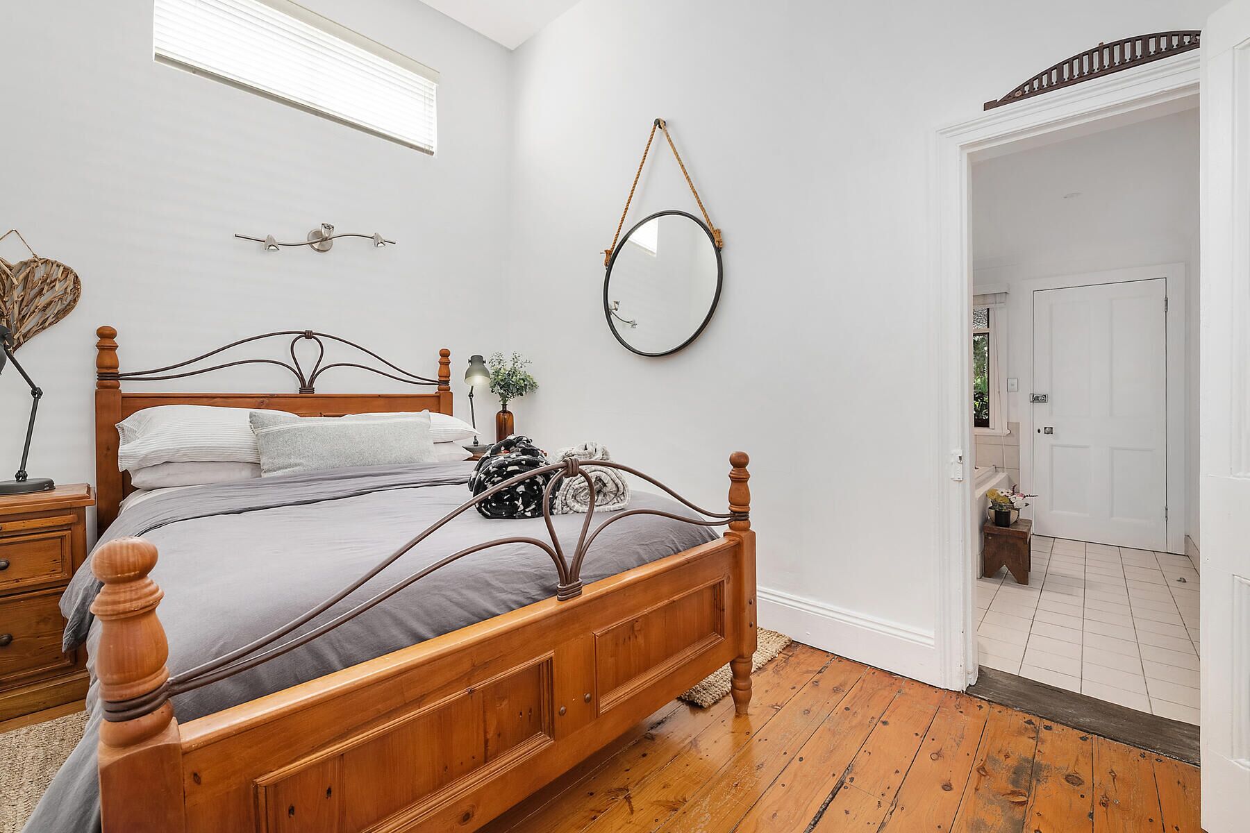 1 quarto, ferros/tábuas de passar roupa, roupa de cama