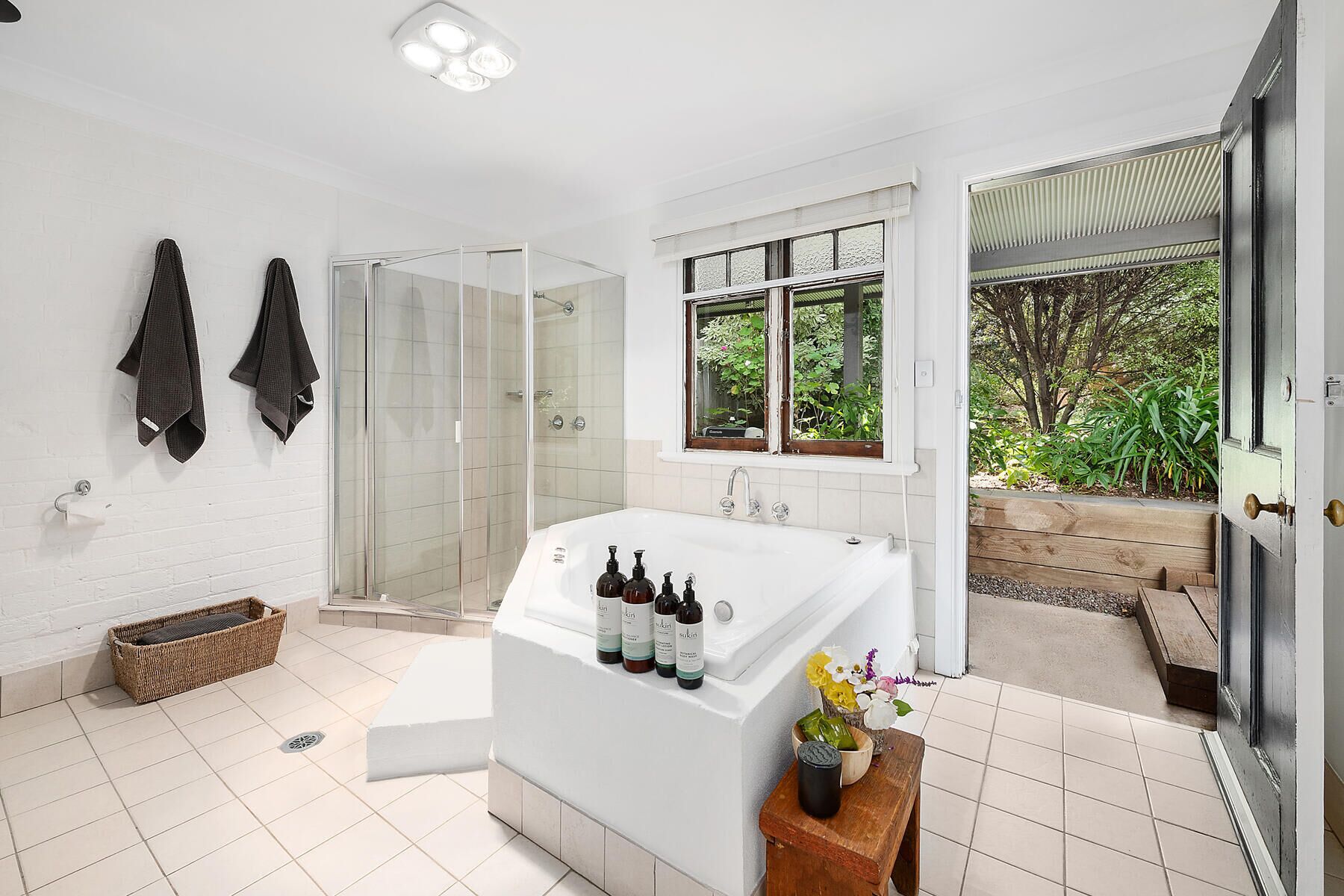 Chuveiro, secador de cabelo, toalhas de banho 