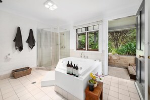 Chuveiro, secador de cabelo, toalhas de banho 