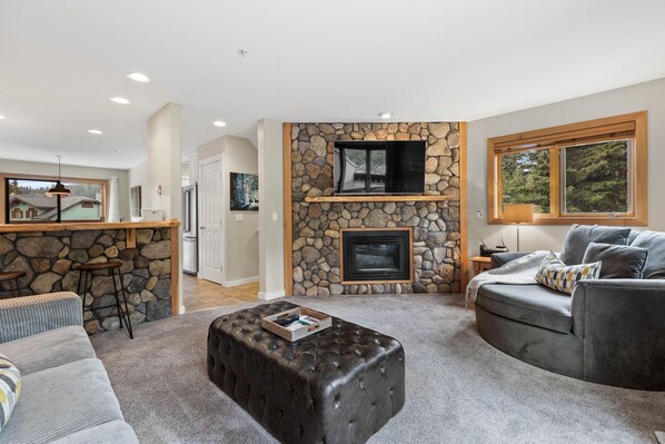 TV, fireplace - 2 Bed/2 Bath Townhouse located in Snow Creek (Sun Peaks)