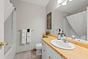 Combined shower/bathtub, hair dryer, towels - 2 Bed/2 Bath Townhouse located in Snow Creek (Sun Peaks)