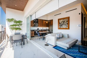 Un interior moderno con zona de comedor, cocina y espacio de estar.
