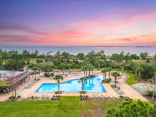 Walk to the Beach, Brand New Luxe Beach House with Pool Access