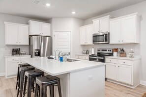 Frigorífico, microondas, horno y placa de cocina