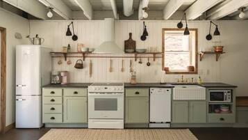 Coffee/tea maker, fridge, microwave, oven