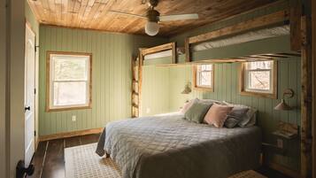 2 bedrooms, desk, travel crib, WiFi (free)
