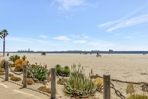On the beach - Ocean View Getaway (Long Beach)