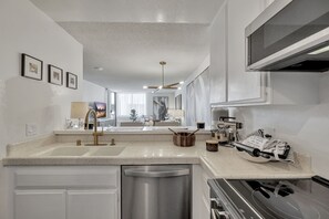 Fridge, microwave, oven, stovetop - Ocean View Getaway (Long Beach)