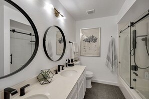 Combined shower/tub, hair dryer, towels - Ocean View Getaway (Long Beach)