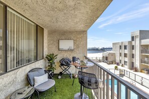 Outdoor dining - Ocean View Getaway (Long Beach)