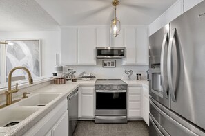 Réfrigérateur, four à micro-ondes, un four, surface de cuisson