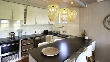 Rumah Keluarga | Dapur pribadi | Ketel listrik dan meja makan