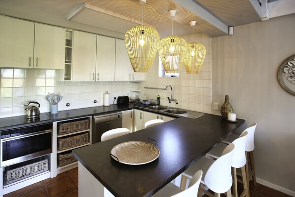 Casa familiar | Cocina privada | Tetera eléctrica y comedor 