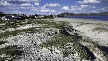 Di pantai dan pasir putih