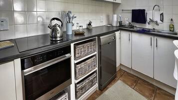 Rumah Keluarga | Dapur pribadi | Ketel listrik dan meja makan