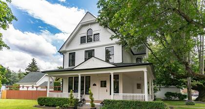 Orting Manor - Charming And Historic! 6 Bedroom Residence by Redawning