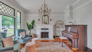 House, 6 Bedrooms | Living area