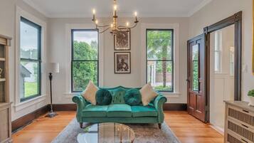 House, 6 Bedrooms | Ruang tamu