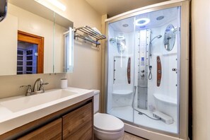 Condo, 4 habitaciones | Baño | Toallas y shampoo 