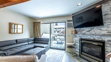 Condo, 4 Bedrooms | Living room | Smart TV, fireplace