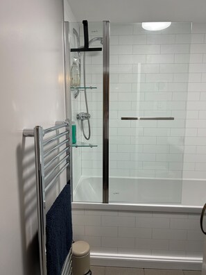 Chuveiro/banheira combinados, secador de cabelo, toalhas de banho 