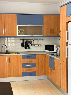 Fridge, microwave, coffee/tea maker, electric kettle