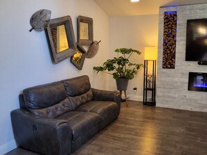 Una Smart TV, una chimenea, una mesa de tenis de mesa