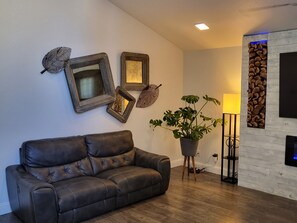 Älytelevisio, takka, pöytätennispöytä