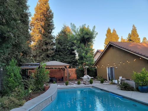 Beautiful House w/ Desireable  Pool Oasis and Fire Pit and Hot Tub