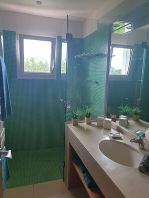 Dusche, Haartrockner, Handtücher, Toilettenpapier