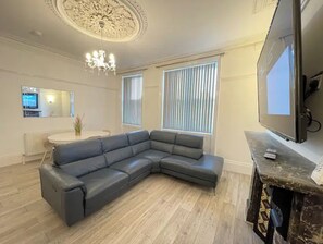 تلفزيون بشاشة مسطحة